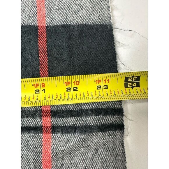 NWOT Gap Oversized Cozy Frayed Plaid Scarf Wrap Size 24” X76” Black Red White - Picture 7 of 10
